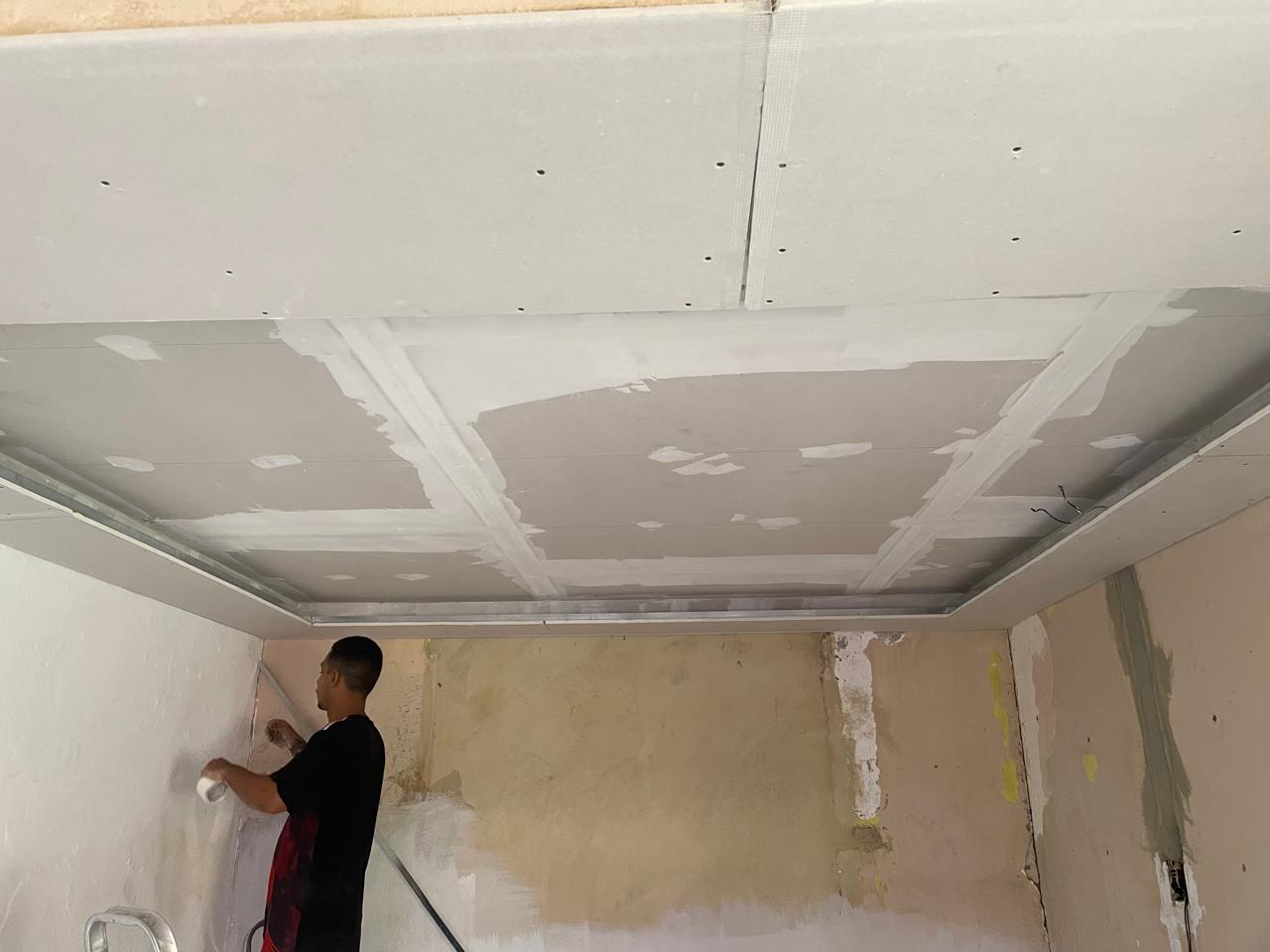 Rebaixamento de teto em drywall sendo executado