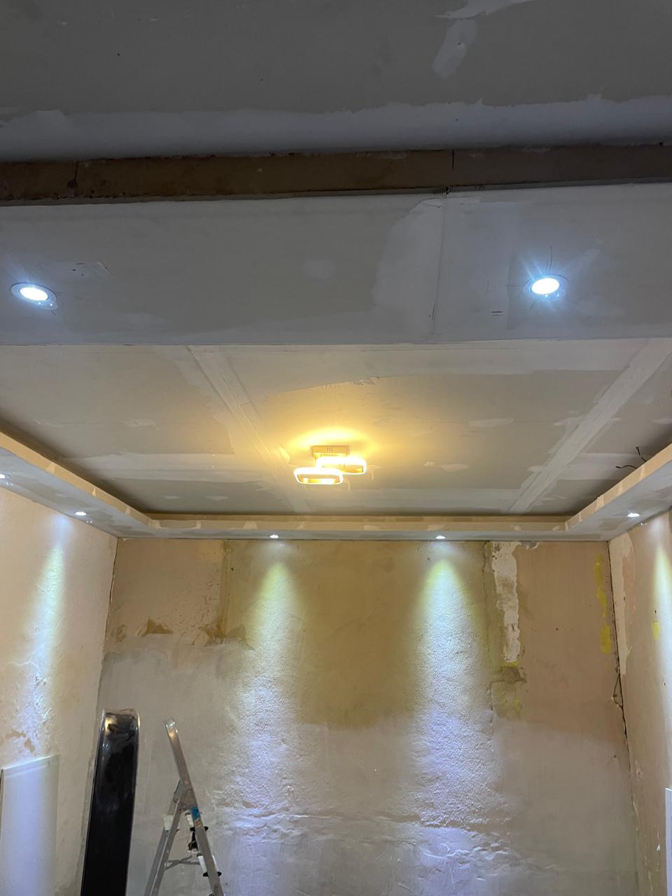 Teto de drywall com spots e iluminação embutida