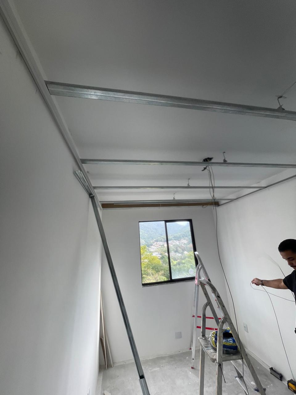 Estrutura metálica instalada para forro de drywall